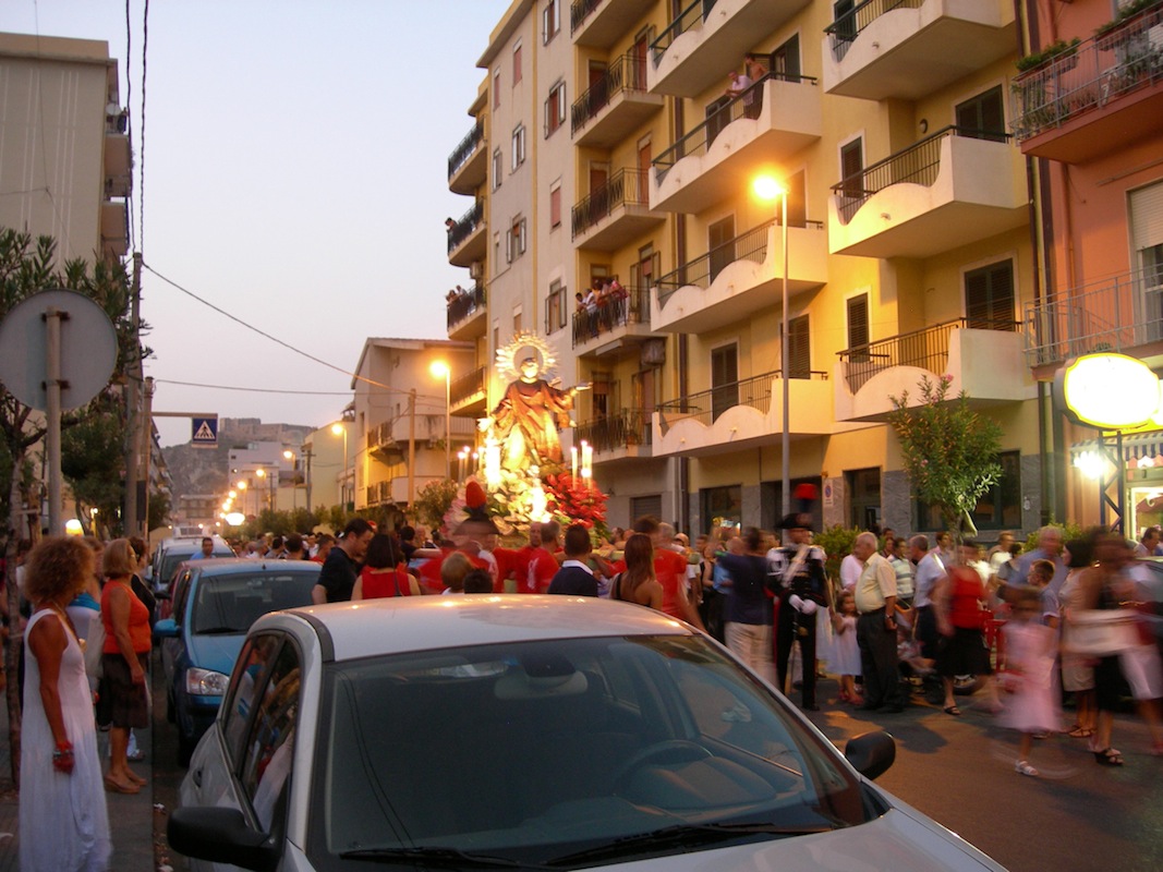 The 'vara' being carried through the streets The 'vara' being carried through the streets