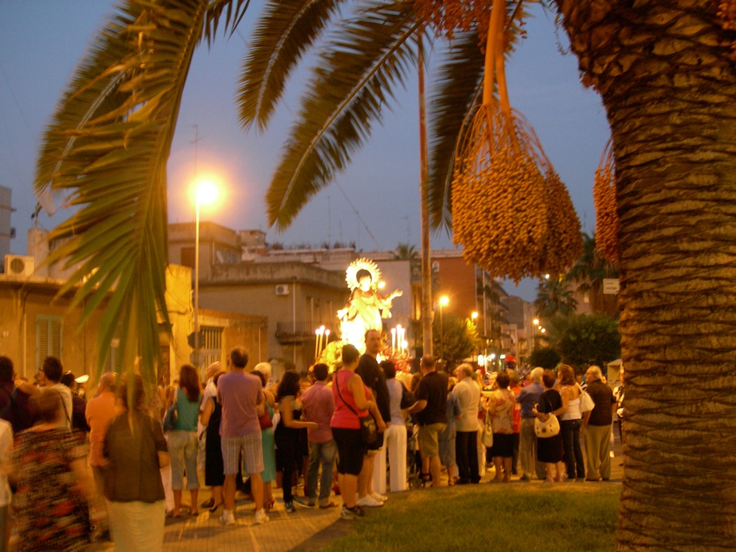 The 'vara' pauses while prayers are said The 'vara' pauses while prayers are said